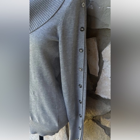 White House Black Market Cowl Neck Sweater Medium Gray Button Accents Excellent - Picture 7 of 7